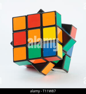 Nahaufnahme eines kubischen Rubik's Cube vor weißem Hintergrund Stockfoto