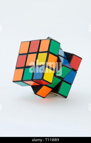 Nahaufnahme eines kubischen Rubik's Cube vor weißem Hintergrund Stockfoto