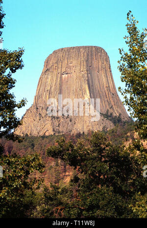 Devils Tower National Monument ist eine massive geologische Formation, die 1.267 Fuß (386 Meter) über die grasbewachsenen Ebenen in der nordöstlichen Wyoming, USA steigt. Es war der U-Bahn von geschmolzenem Gestein ca. 50 Millionen Jahren gebildet, wenn das Magma in die umliegenden Sedimentgestein geschoben und dann abgekühlt und gehärtet. Devils Tower erschien zwischen 5 und 10 Millionen Jahren nach, dass Sedimentgestein schließlich erodiert war. Heutzutage diese geologische Kuriosität ist ein beliebtes Ziel in Amerika für Touristen und Bergsteiger. Stockfoto