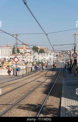 Dom Luis I Brücke Ansicht mit U-Bahn Anschluss in Porto, Portugal. Panorama Fotografie Stockfoto