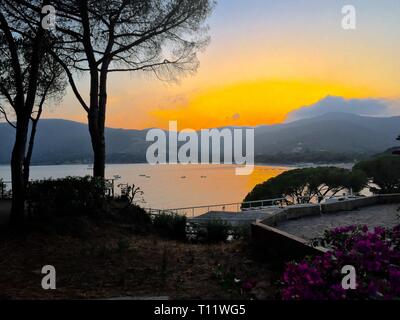 Einen herrlichen Blick auf den Sonnenuntergang von der kleinen Insel Elba Stockfoto