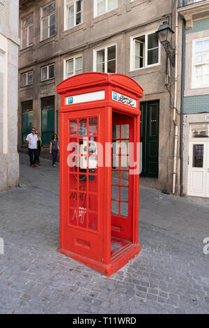 Porto, Portugal; 28. September 2018: Alte rote Telefonzelle auf der Straße. Ein öffentliches Telefon, Portugal Telecom Stockfoto