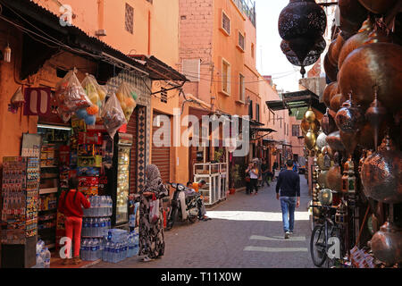 Läden in der Rue Riad Zitoun El Jedid, Medina, Marrakesch, Marrakesh-Safi region, Marokko, Nordafrika Stockfoto