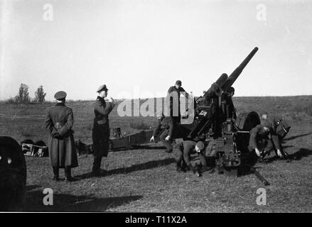 Wehrmacht Heer beiden feldhaubitze leFH 18 10,5 cm/105 mm-deutschen Armee licht Howtizer leFH 18 105,5 cm/105 mm Stockfoto