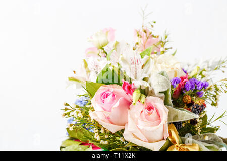 Foto der romantischen Blumenstrauß aus Rosen, Lilien, grüne Blätter auf weißem Hintergrund Stockfoto