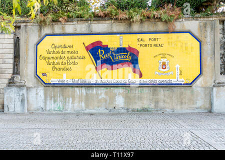 Porto, Portugal; 28. September 2018: bunter Keramik Fliesen Mosaik Werbung auf Wand Stockfoto