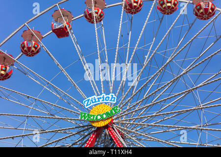 Zürich, Schweiz - 22 März 2019: ein Riesenrad "Zürich Willkommen" zu unterzeichnen. Zürich ist die größte Stadt der Schweiz und die Hauptstadt des Stockfoto