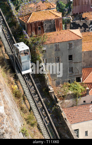 Porto, Portugal; 28. September 2018: guindais Funicular durch die Metro do Porto Firma Stockfoto