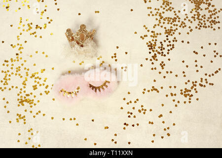 Schlafmaske Frau flach Stockfoto