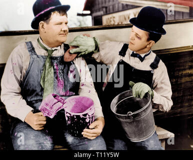 Laurel und Hardy in den Fisch. Sie fahren in der Stadt zu sehen, wenn Sie etwas verkaufen können. Stan schlägt vor, dass Sie Ihren eigenen Fisch fangen und alle Profite halten. Ollie mag die Idee von "iddleman', so dass Sie ein Boot mit einem Junk Yard kaufen. Nach Prüfung auf Lecks, indem Sie sie mit Wasser füllen und einige Rückschläge wie ein Anker fallen durch den Rumpf und Sägen durch den Mast, gelingt es die Fixierung. Wenn das Boot schließlich bereit, den ganzen Betrieb geht nach Süden, wenn Sie die Segel zu hissen. Quelle: Hollywood Foto Archiv/MediaPunch Stockfoto