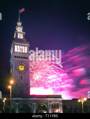 Feuerwerk am Ferry Building in der Nacht in San Francisco, Kalifornien, USA Stockfoto