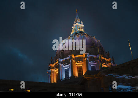 Die Kuppel des San Francisco City Hall bei Nacht beleuchtet Stockfoto