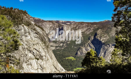 Blick auf den Half Dome und den Wasserfällen im Yosemite National Park, Kalifornien, USA Stockfoto