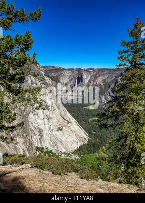 Blick auf den Half Dome und den Wasserfällen im Yosemite National Park, Kalifornien, USA Stockfoto