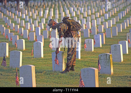 Arlington, Virginia, USA, 30. Mai, Armee Soldat 1994 Orten Fahnen auf jedem Grab am Memorial Day auf dem Arlington National Cemetery, in Arlington County, Virginia, direkt über dem Potomac Fluss aus dem Lincoln Memorial, ist ein US-Soldatenfriedhof Mitgliedstaaten unter deren 624 Hektar Opfer verlegt, und Verstorbenen Veteranen, der Konflikte der Nation Anfang mit dem Amerikanischen Bürgerkrieg, als auch reinterred tot aus früheren Kriegen. Credit: Mark Reinstein/MediaPunch Stockfoto