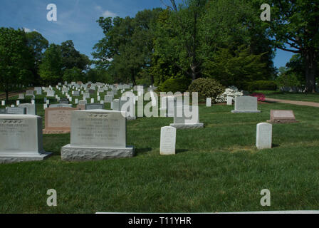 Arlington, Virginia, USA, 20. April 2012 den nationalen Friedhof von Arlington, in Arlington County, Virginia, direkt über dem Potomac Fluss aus dem Lincoln Memorial, ist ein United States Soldatenfriedhof unterhalb dessen 624 Hektar Opfer verlegt, und Verstorbenen Veteranen, der Konflikte der Nation Anfang mit dem Amerikanischen Bürgerkrieg, als auch reinterred tot aus früheren Kriegen. Es war während des Bürgerkriegs auf dem Gelände der Arlington House, die das Anwesen der Familie von Konföderierten General Robert E. Lee's Frau Maria Anna (custis) Lee (eine Urenkelin von Martha worden waren Stockfoto