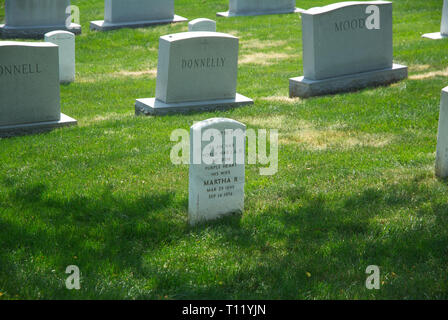 Arlington, Virginia, USA, 20. April 2012 den nationalen Friedhof von Arlington, in Arlington County, Virginia, direkt über dem Potomac Fluss aus dem Lincoln Memorial, ist ein United States Soldatenfriedhof unterhalb dessen 624 Hektar Opfer verlegt, und Verstorbenen Veteranen, der Konflikte der Nation Anfang mit dem Amerikanischen Bürgerkrieg, als auch reinterred tot aus früheren Kriegen. Es war während des Bürgerkriegs auf dem Gelände der Arlington House, die das Anwesen der Familie von Konföderierten General Robert E. Lee's Frau Maria Anna (custis) Lee (eine Urenkelin von Martha worden waren Stockfoto