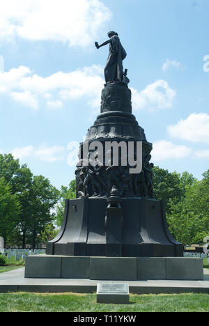 Arlington, Virginia, USA, 20. April 2012 Confederate Memorial, Arlington National Cemetery, United States Military Cemetery unter deren 624 Hektar Opfer verlegt, und Verstorbenen Veteranen, der Konflikte der Nation Anfang mit dem Amerikanischen Bürgerkrieg, als auch reinterred tot aus früheren Kriegen. Es war während des Bürgerkriegs errichtet auf dem Gelände der Arlington House, die die Immobilien wurden von der Familie der konföderierte General Robert E. Lee's Frau Maria Anna (custis) Lee (eine Urenkelin von Martha Washington). Credit: Mark Reinstein/MediaPunch Stockfoto