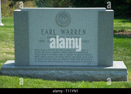 Arlington National Cemetery. 4-20-2012 Grabstein des Obersten Gerichtshofes der Vereinigten Staaten Earl Warren. Arlington National Cemetery, in Arlington County, Virginia, direkt über dem Potomac Fluss aus dem Lincoln Memorial, ist ein United States Military Cemetery unter deren 624 ha (253 ha) Opfer verlegt, und Verstorbenen Veteranen, der Konflikte der Nation Anfang mit dem Amerikanischen Bürgerkrieg, als auch reinterred tot aus früheren Kriegen. Es war während des Bürgerkriegs auf dem Gelände der Arlington House, die das Anwesen der Familie von Konföderierten General Robert E. worden waren Stockfoto