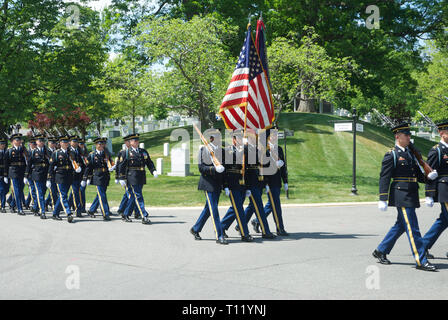 Arlington, Virginia, USA, 20. April 2012 den nationalen Friedhof von Arlington, in Arlington County, Virginia, direkt über dem Potomac Fluss aus dem Lincoln Memorial, ist ein United States Soldatenfriedhof unterhalb dessen 624 Hektar Opfer verlegt, und Verstorbenen Veteranen, der Konflikte der Nation Anfang mit dem Amerikanischen Bürgerkrieg, als auch reinterred tot aus früheren Kriegen. Es war während des Bürgerkriegs auf dem Gelände der Arlington House, die das Anwesen der Familie von Konföderierten General Robert E. Lee's Frau Maria Anna (custis) Lee (eine Urenkelin von Martha worden waren Stockfoto