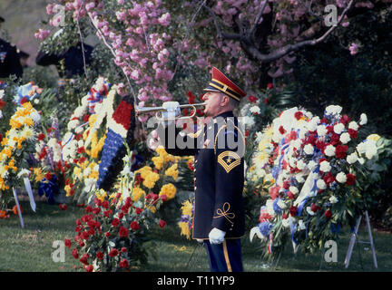 Washington DC. 4-13-416 Beerdigung General der Armee Omar Bradley. Eine Armee Sergeant Major bläst Armaturen für die letzte Zeit für General der Armee Omar Bradley, am Grabe auf dem Arlington National Cemetery. Credit: Mark Reinstein/MediaPunch Stockfoto