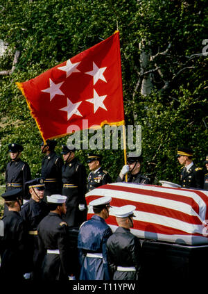 Arlington, Virginia, USA, 14. April, 1981 Trauerfeier für General der Armee Omar Bradley. Die Schatulle ist auf einem senkkasten durchgeführt auf dem Arlington National Cemetery zur Grabstätte. Credit: Mark Reinstein/MediaPunch Stockfoto