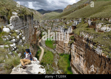 Canchayllo, Jauja - 17. März: Querformat der imposanten Shucto Canyon (Twisted) ist eine geologische Formation der Rock durch die Erosion des Wasser modelliert Stockfoto