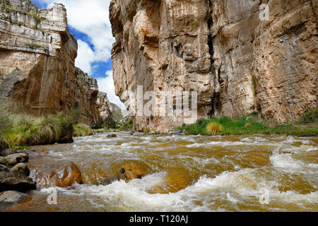 Landschaft Blick auf die imposante Shucto Canyon (Twisted) ist eine geologische Formation der Rock durch die Erosion von Wasser über Millionen von Jahren modelliert gefunden Stockfoto