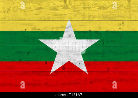 Myanmar Flagge auf alten Laufbelag gemalt. Patriotischen Hintergrund. Nationalflagge von Myanmar Stockfoto