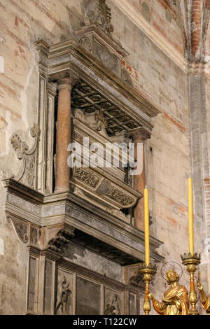 Italien, Verona - 08. Dezember 2017: Der Blick in die Obere Kirche San Fermo Maggiore in der Nähe von Altar am 08. Dezember 2017, Venetien, Italien. Stockfoto