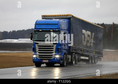 Salo, Finnland - 8. März 2019: Blaue Scania R440 Truck von ismo Partanen zieht Auflieger entlang nasse Autobahn an einem regnerischen Tag der frühen Frühling in Finnland. Stockfoto