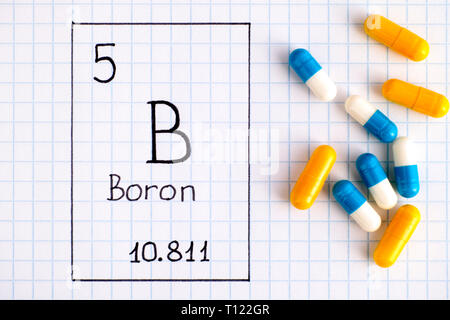 Handschrift chemische Element Bor B mit ein paar Pillen. Close-up. Stockfoto