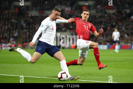 England's Jordan Henderson (links) steuert die Kugel, während unter dem Druck der Tschechischen Republik David Pavelka während der UEFA EURO 2020 Qualifikation, Gruppe A Match im Wembley Stadion, London. Stockfoto