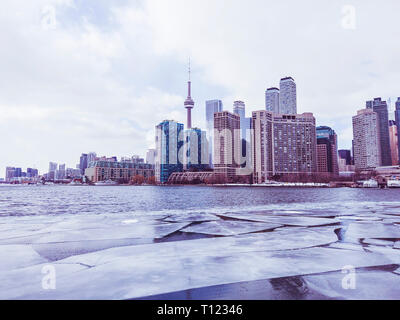 Blick auf Toronto Skyline der Stadt bilden ein Boot, wie es die gefrorenen See Ontario Kreuze Stockfoto