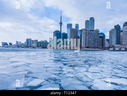 Blick auf Toronto Skyline der Stadt bilden ein Boot, wie es die gefrorenen See Ontario Kreuze Stockfoto