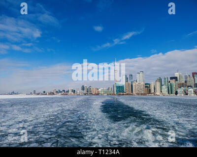 Blick auf Toronto Skyline der Stadt bilden ein Boot, wie es die gefrorenen See Ontario Kreuze Stockfoto