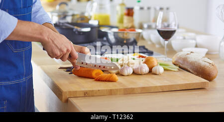 Junge Küchenchef bereitet ein Mann in der Küche Stockfoto