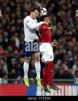 England's Ben Chilwell und der Republik Tschechien Theodor Gebre Selassie Kampf um den Ball in der Luft während der UEFA EURO 2020 Qualifikation, Gruppe A Match im Wembley Stadion, London. Stockfoto