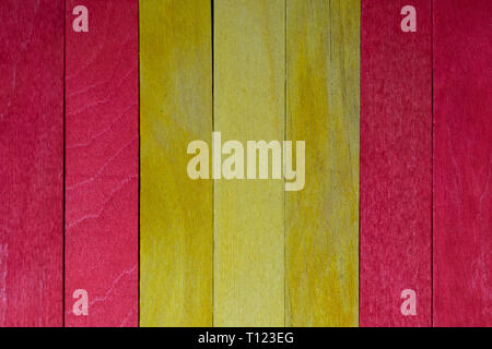 Schöne Beschaffenheit der natürlichen Holz Latten von roten und gelben Farben. Spanische Flagge. Natürliche und alt aussehen. Stockfoto