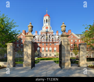 Dunster House Courtyard und Tor, Harvard University Stockfoto