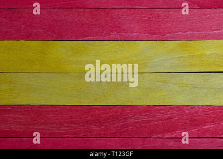 Schöne Beschaffenheit der natürlichen Holz Latten von roten und gelben Farben. Spanische Flagge. Natürliche und alt aussehen. Stockfoto