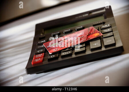 Kreditkarte und Rechner auf dem Tisch, private Business Konzept Stockfoto