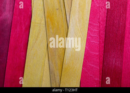 Schöne Beschaffenheit der natürlichen Holz Latten von roten und gelben Farben. Spanische Flagge. Natürliche und alt aussehen. Stockfoto