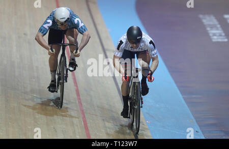 Großbritanniens Jason Kenny (rechts) gewinnt der Männer Sprint Final von Jack Carlin (links), bei Tag eine der sechs Tag Serie an der HSBC nationalen Radfahren Centre, Manchester. Stockfoto