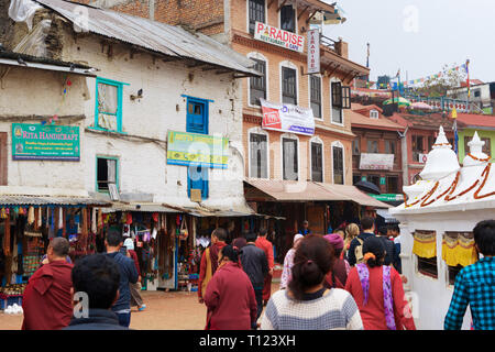 Besucher in Bodnath Stupa in Kathmandu, die largesrt in der Welt. Stockfoto