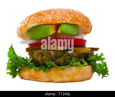 Saftige veggie Burger mit Falafel, frischen Tomaten, Zwiebeln, Salzgurken und reife Avocado. Auf weissem Hintergrund Stockfoto