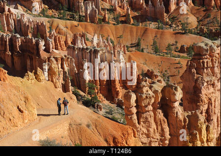 Zwei Wanderer auf einem Trail, Bryce Canyon National Park, Utah, USA. Stockfoto