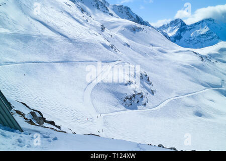 Verschneite Pisten in den Französischen Alpen, Wintersport Landschaft. Stockfoto