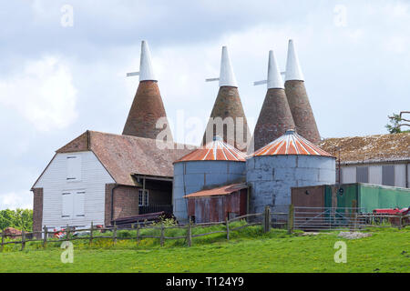 Typische Kentish Architektur von oast Häuser auf einem Bauernhof mit Silos, Nebengebäude, landwirtschaftliche Geräte. Stockfoto