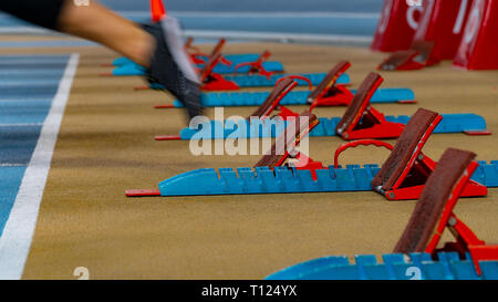 Action Bild eines Athleten aus den Startlöchern für einen Sprint laufen auf einem Track Stockfoto